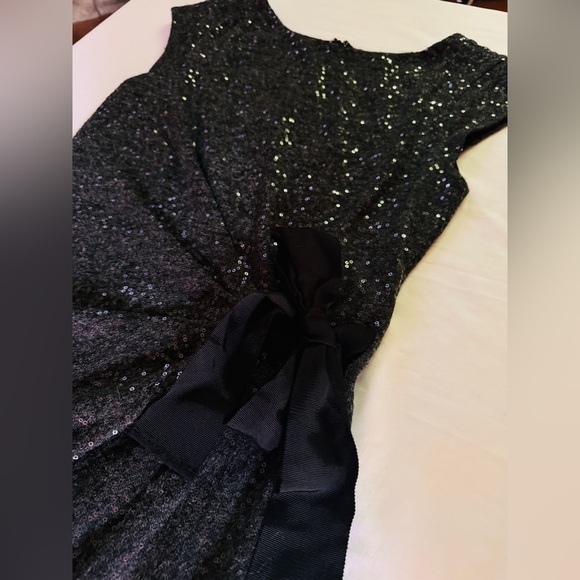 (S) THE LIMITED STRETCH BLACK SEQUIN GRAY BASE MIDI DRESS W/ RUCHING & BLACK BOW - Picture 2 of 7